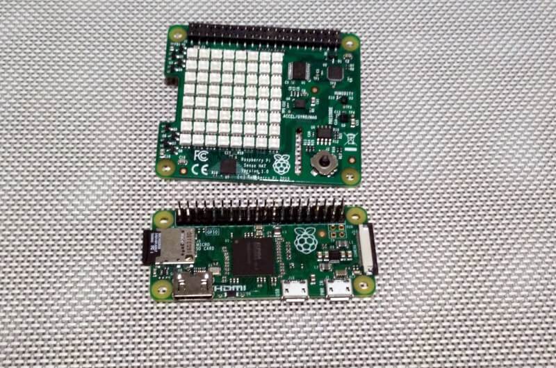 Il Sense HAT paragonato al Raspberry Pi Zero. Questa combinazione consente di avere un completo computer dotato di sensori fisici in uno spazio molto compatto (una volta accoppiati, lo Zero "sparisce" sotto il Sense HAT)