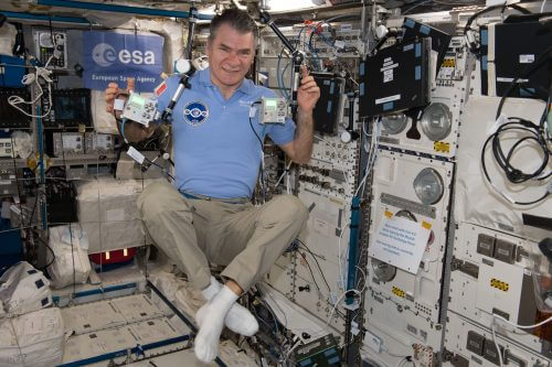 Il nostro astronauta italiano dell'ESA Paolo Nespoli con Ed e Izzy, i due AstroPI a bordo della ISS. Credito immagine ESA.